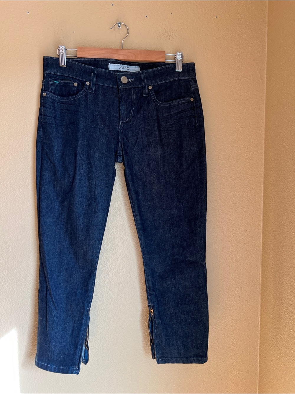 Joes’s Jeans Low-Rise Crop with zip at leg openings NWOT 29